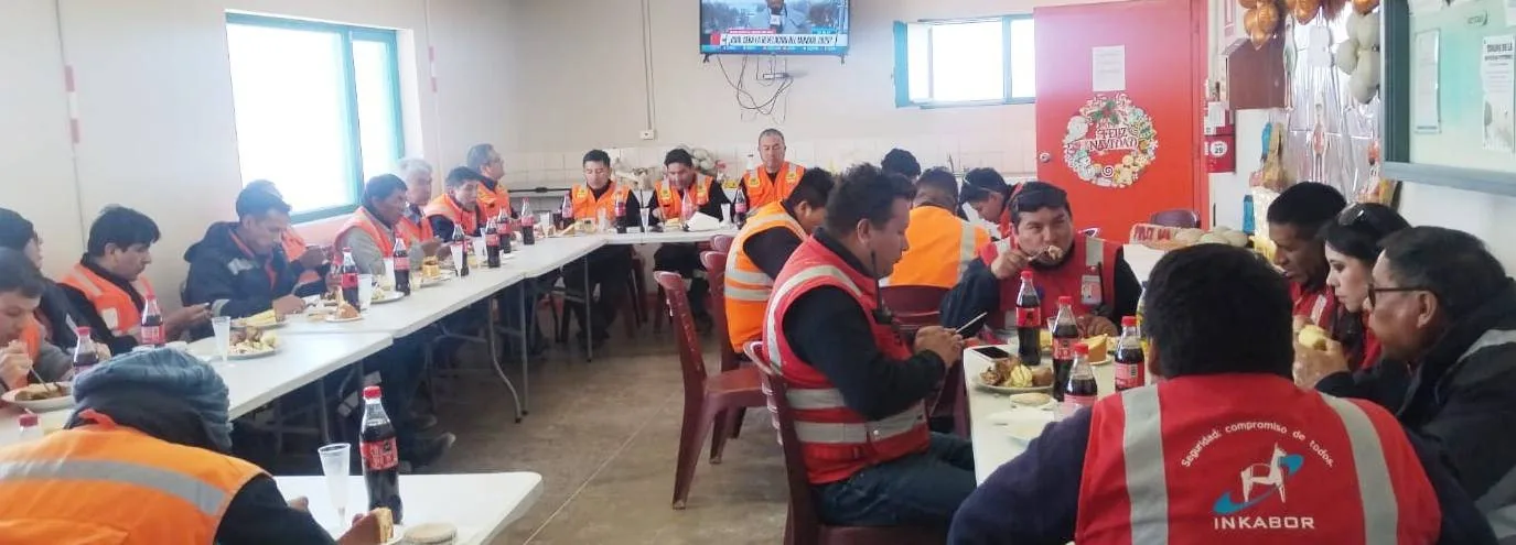 Trabajadores almorzando en el comedor de operaciones