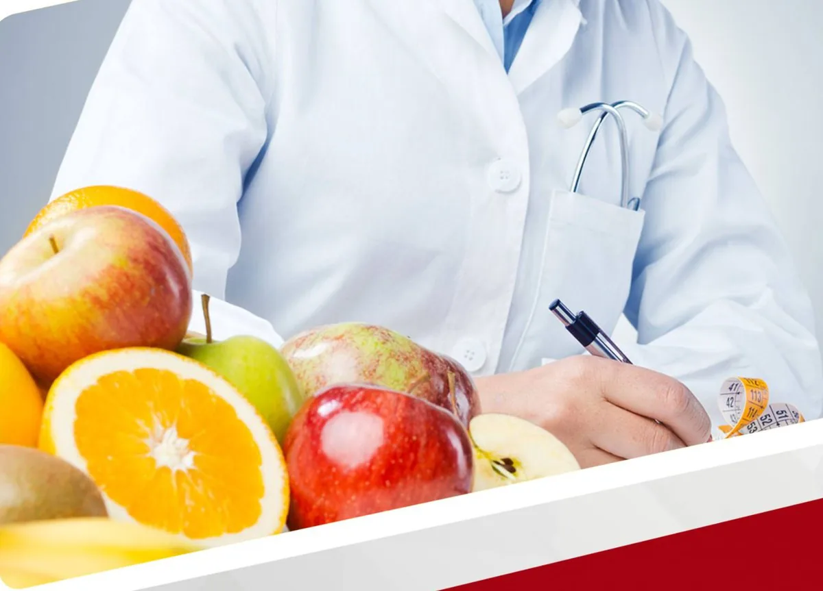 Profesional de salud realizando una evaluación nutricional